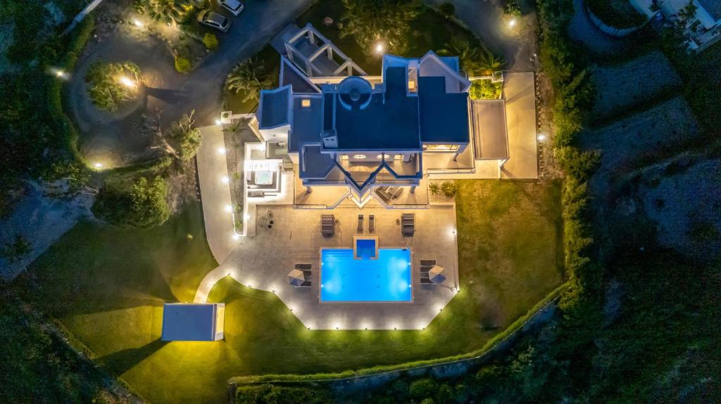 罗德镇Monte Smith Luxury Villa的享有房子顶部的景色,晚上有游泳池