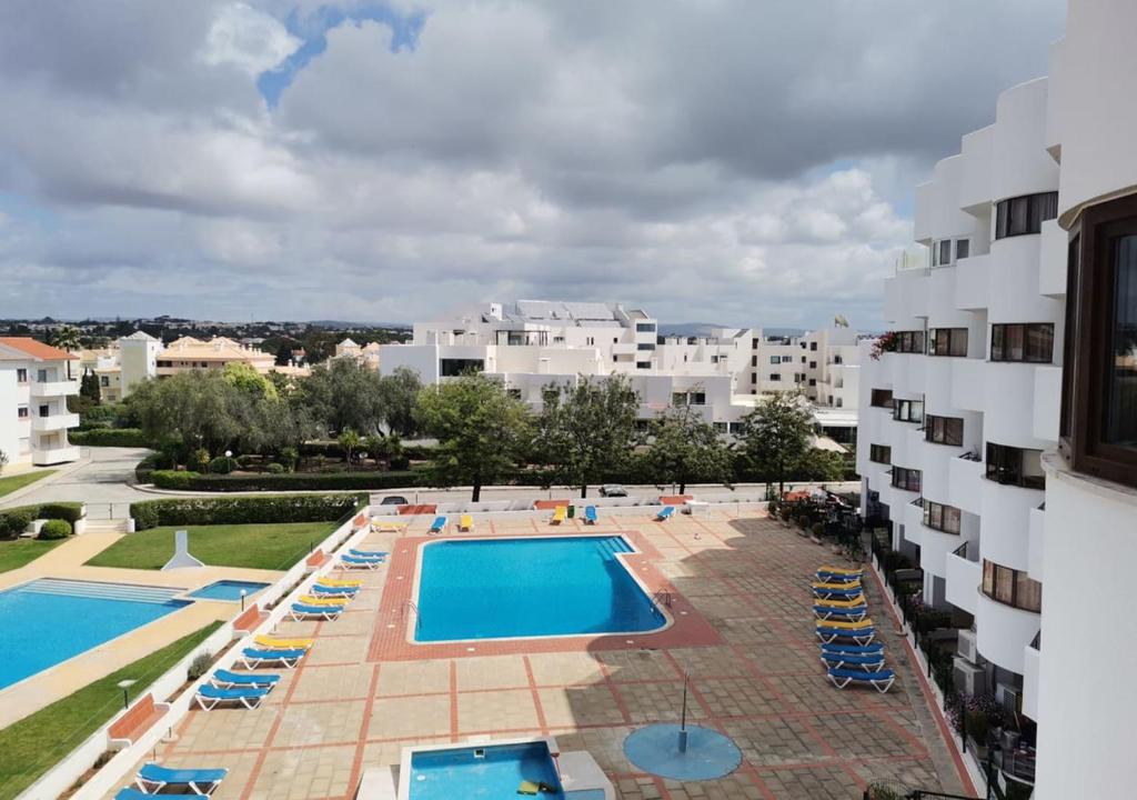 阿尔布费拉Albufeira INN - Casa de Viseu - CORAL T1的游泳池的图片