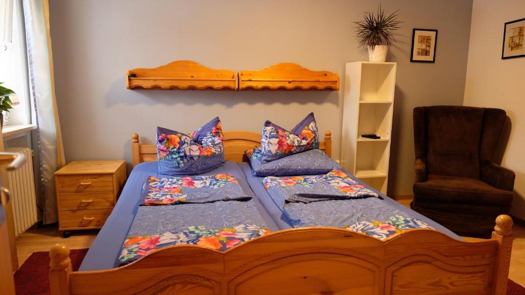Pension Schwarze Berge的一间卧室配有一张带枕头的大型木制床。
