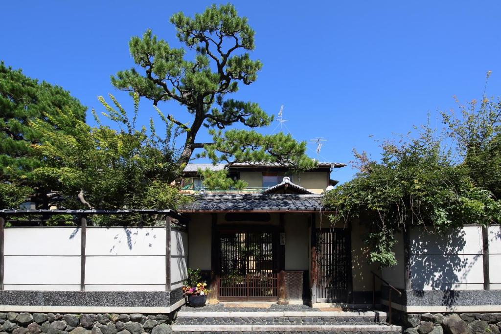 KinugasaKyoto Wakouan Retro Stay的顶部有树的房子