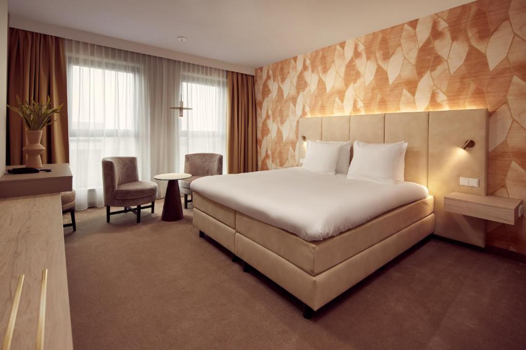 霍林赫姆Van der Valk Hotel Gorinchem的一间酒店客房,房内配有一张大床