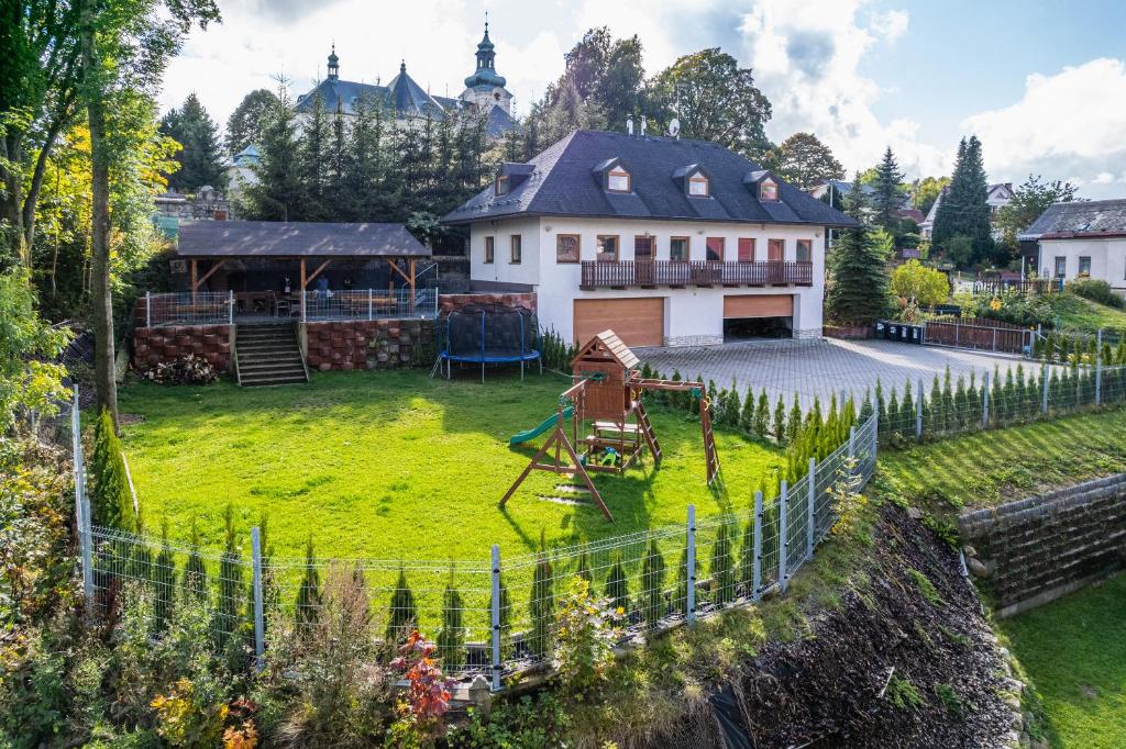 SmržovkaHoliday Home Smržovka的享有绿色庭院房屋的空中景致