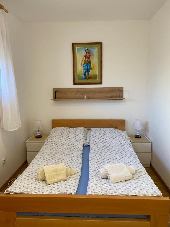 兹拉蒂博尔Zovin Breg的一间卧室配有一张带两个枕头的床