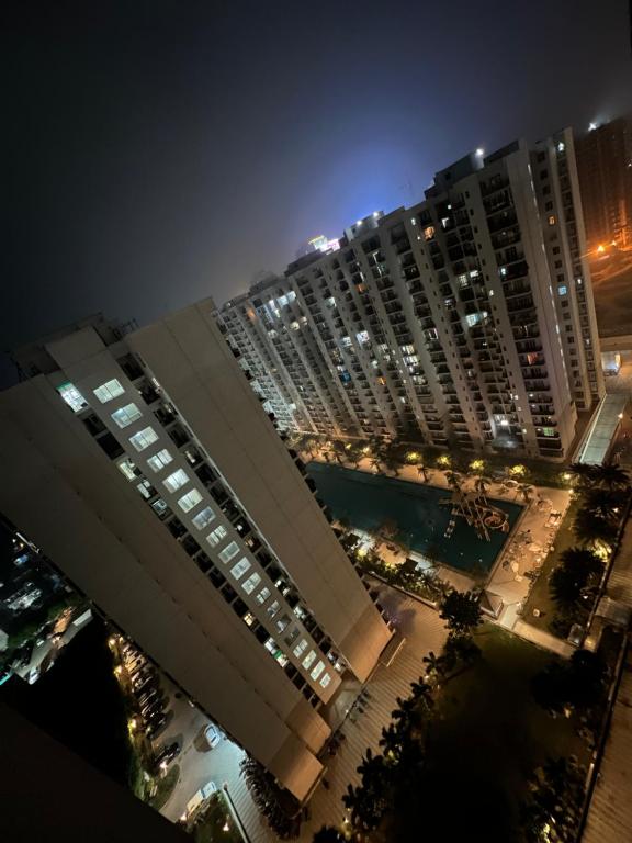 勒克瑙Villa Vista With Swimming Pool的享有大型建筑的夜间景色