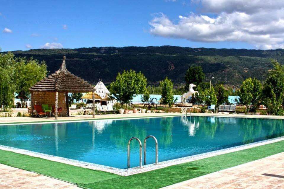 艾兹鲁绿山谷农家乐 - 马术俱乐部的山地度假酒店的游泳池