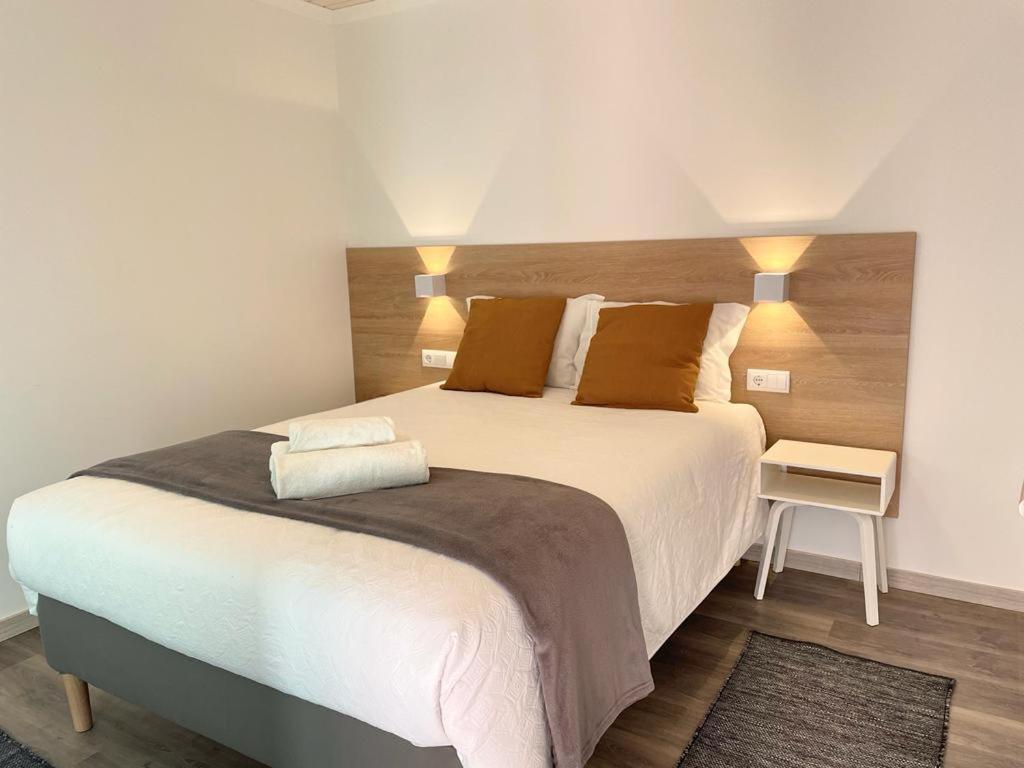 普拉亚德米拉Granny´s Guesthouse的一间卧室配有一张大床和两个枕头