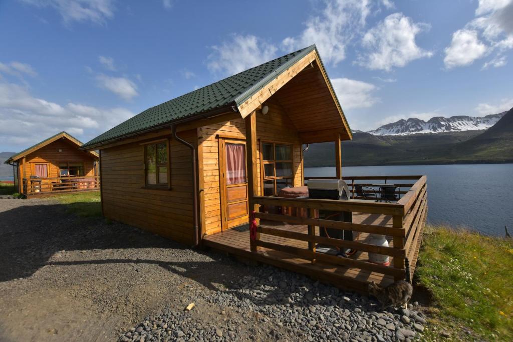 Mjóifjörður索布瑞卡度假屋的湖畔木屋