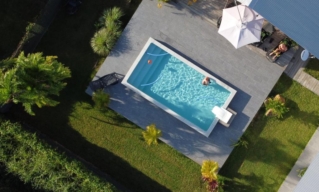Rémiré"Koko Lodge" Lodge paisible avec terrasse, jardin et piscine的享有庭院游泳池的顶部景色