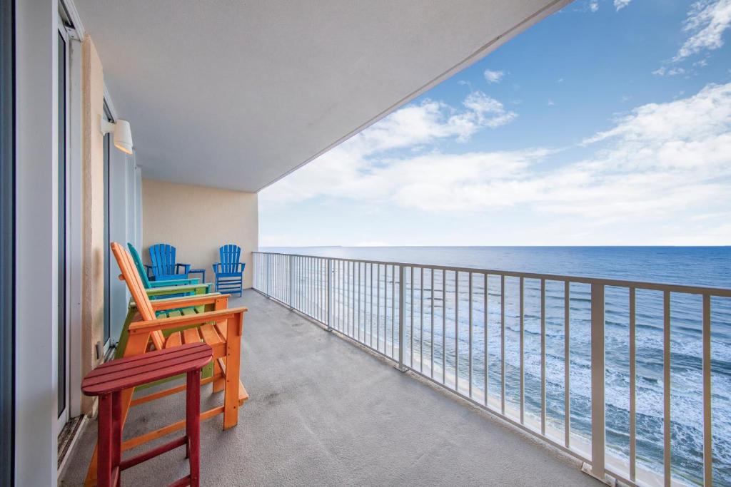 格尔夫海岸San Carlos 1604 by Vacation Homes Collection的阳台配有椅子,享有海景。