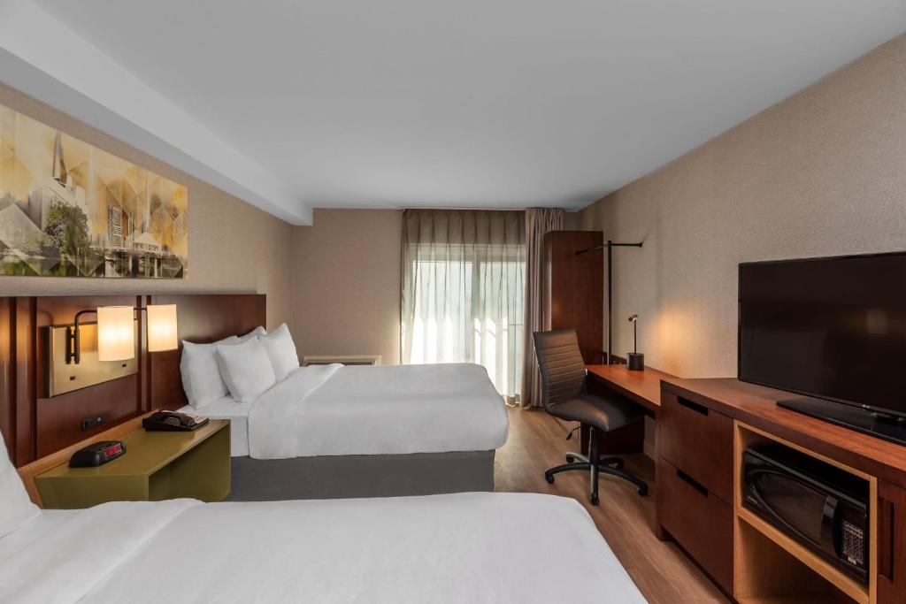汉密尔顿汉密尔顿/斯托尼克雷克康福特茵酒店的酒店客房设有两张床和一台平面电视。