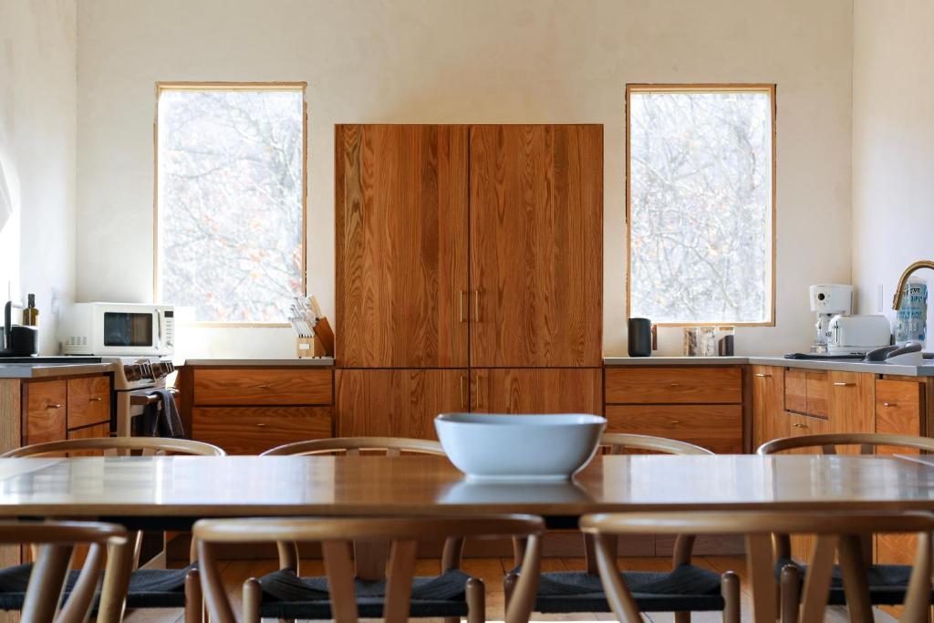 加特林堡The Edelweiss Estate的厨房配有2张桌子和椅子以及2扇窗户。