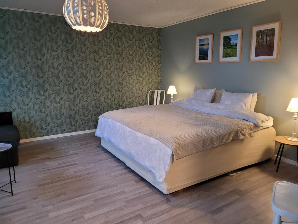 KulltorpBokskogens Guesthouse的一间卧室配有一张床和一个吊灯