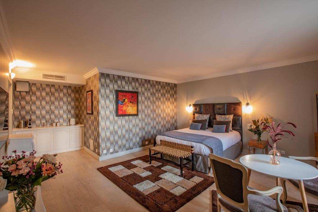 TerraubeLA VILLA的酒店客房配有一张床铺和一张桌子。