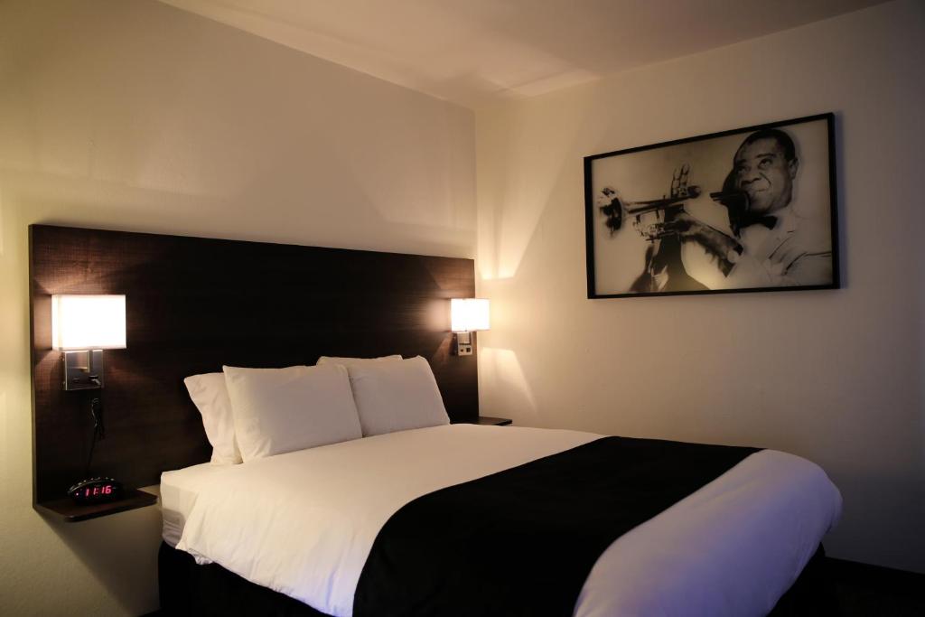 斯波坎Steam Plant Hotel的酒店客房设有一张床,墙上挂着一张照片
