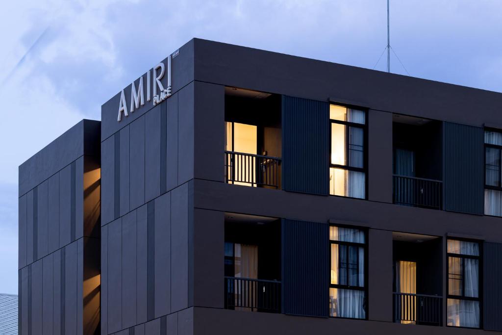 清迈AMIRI PLACE HOTEL的上面有 ⁇ 矿标志的黑色建筑