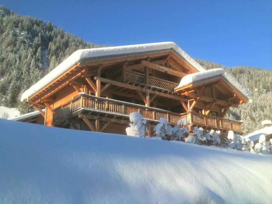 沙泰勒Chalet de montagne style savoyard, vue sur pistes的山顶上积雪的小木屋