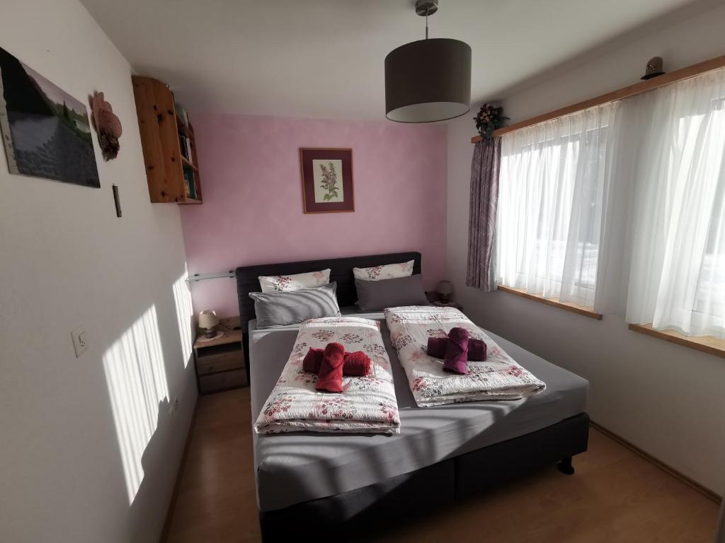 施库尔Ferienwohnung Aquileia的一间卧室,配有一张带两个泰迪熊的床