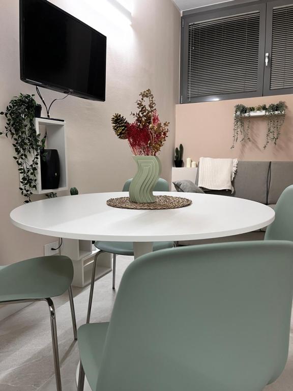 米兰Fiera Milano City Apartment的客厅配有白色的桌椅