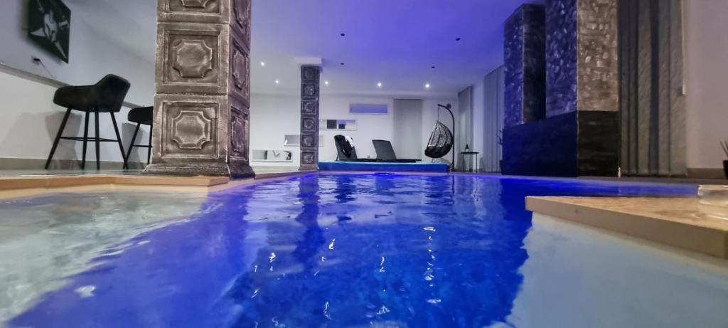 大克拉杜沙Imperial exclusive apartments的客房内的蓝色海水大型游泳池