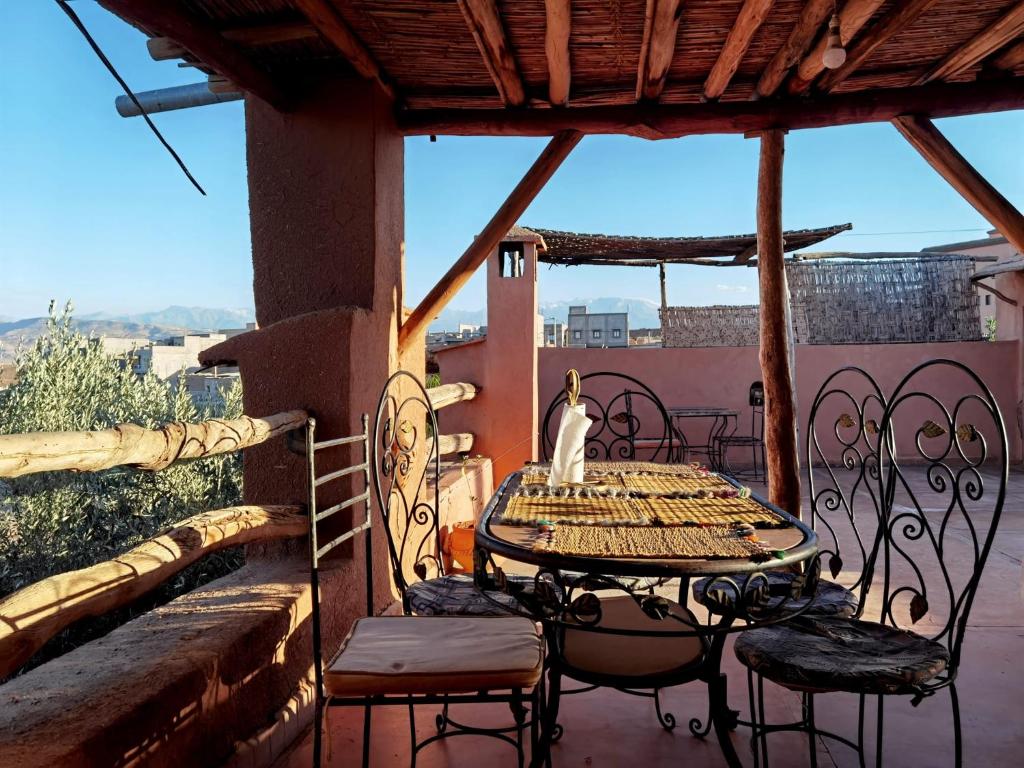 拉拉塔可库斯特Dar Boumida的美景阳台配有桌椅