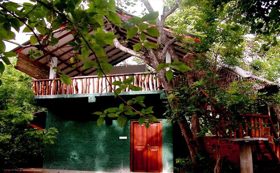 锡吉里亚Sigiri Holiday Villa的一座带阳台的建筑
