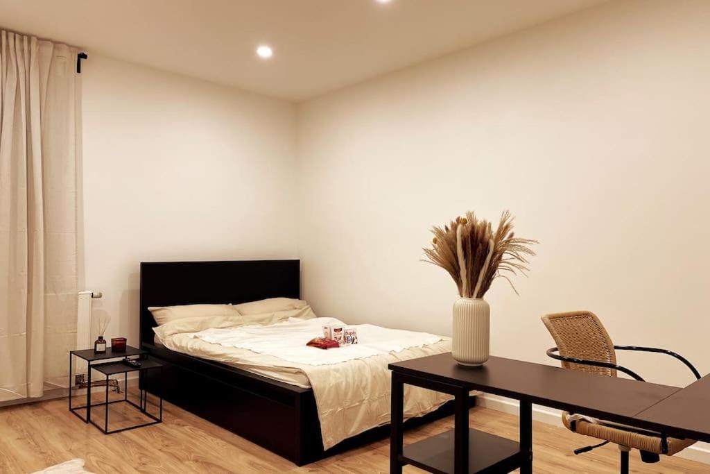 汉堡Dein Apartment的卧室配有一张床和一张桌子及椅子