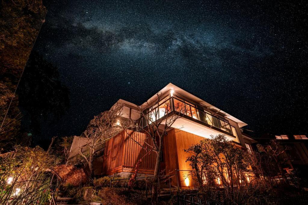 热海プライベートリゾート星垂的夜空坐在山顶的房子