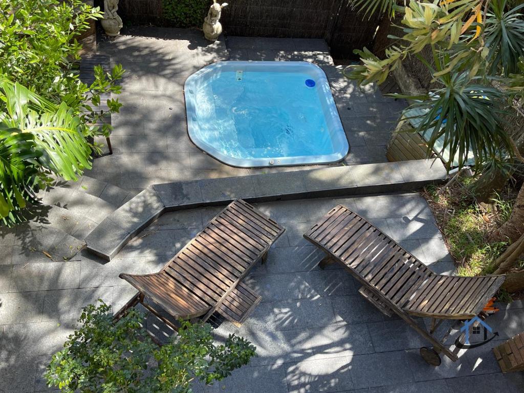 FreshwaterHarbord House - Ocean views, plunge pool, 2 bed, free-wi-fi, superb location的一个带两把椅子和浴缸的游泳池