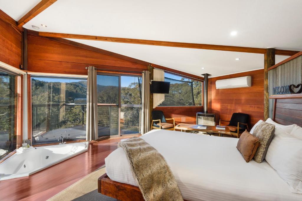 RydalEagle View Escape的一间卧室设有一张大床和一个浴缸