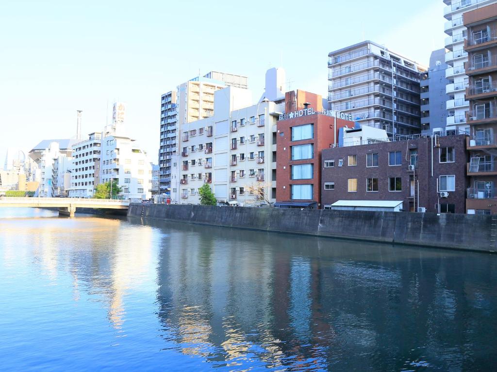 大阪Sakuragawa River Side Hotel的城市中水体,有建筑物