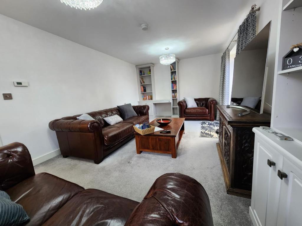 KentSpacious 3-bed Luxury Maidstone Kent Home - Wi-Fi & Parking的客厅配有真皮沙发和桌子