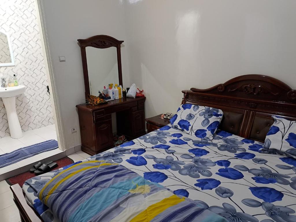 达喀尔Hann Mariste的一间卧室配有床、水槽和镜子