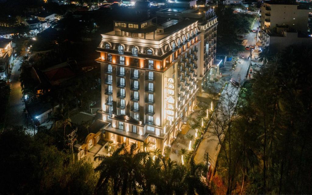 富国Aquasun Hotel Phu Quoc的一座在晚上有灯的大建筑