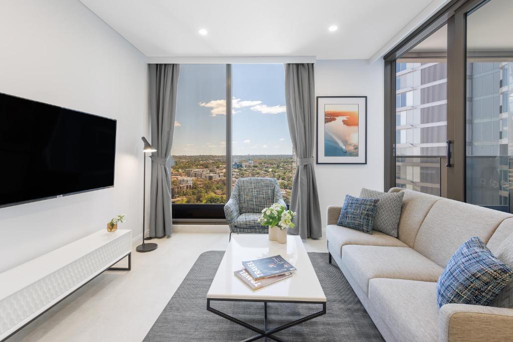 悉尼帕拉马塔乔治街美利通公寓式酒店的带沙发和电视的客厅