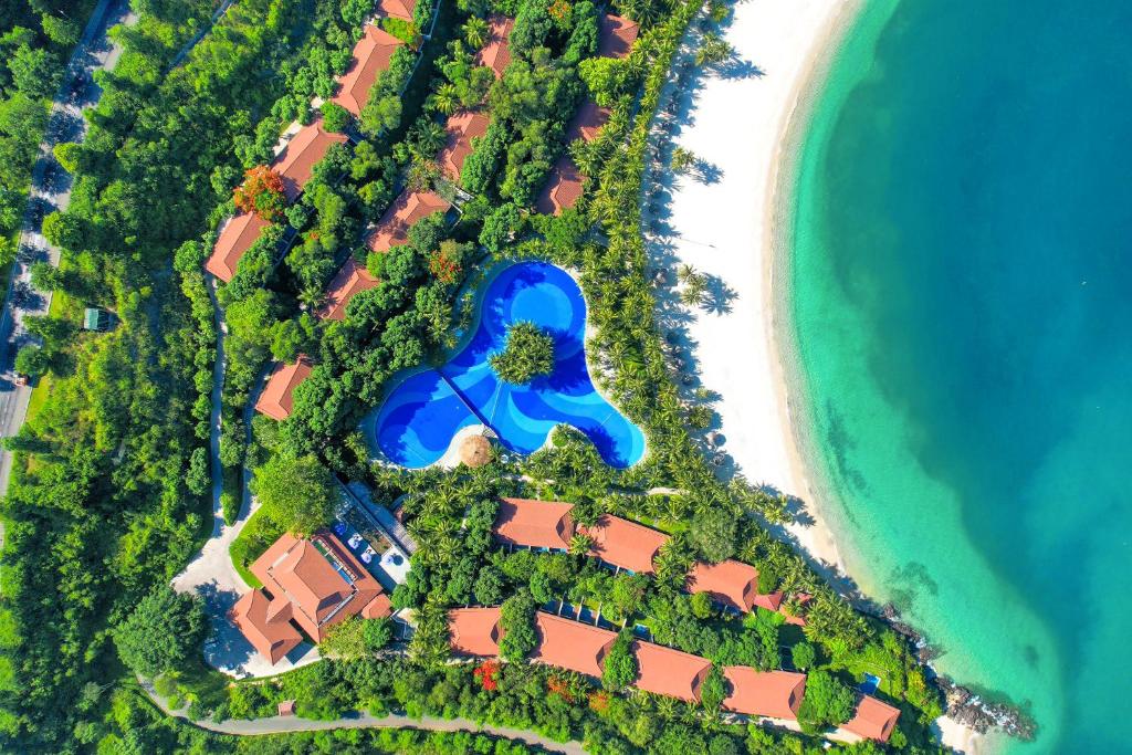 芽庄Vinpearl Luxury Nha Trang的海洋旁度假胜地的空中景致