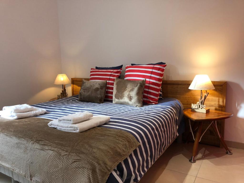 罗什福尔克罗斯广场度假屋的一间卧室配有带毛巾的床