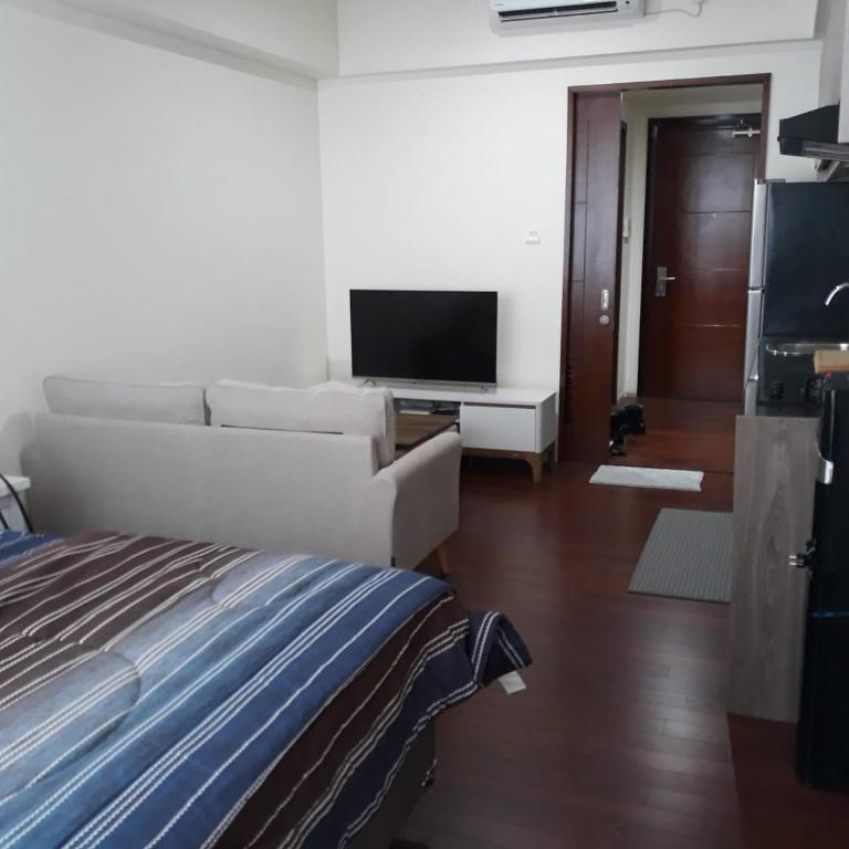 JurangmangguThe Accent Apartemen的一间带床和电视的客厅