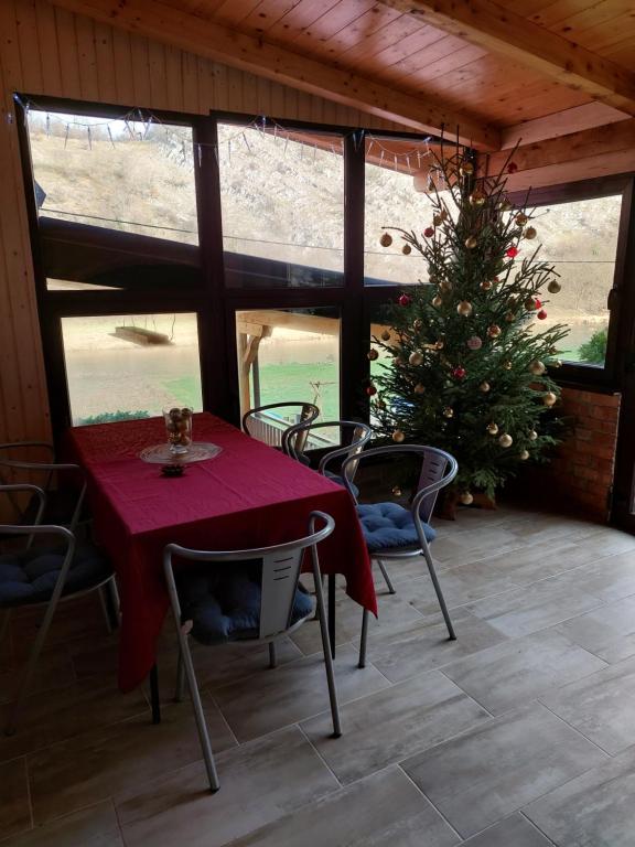 BarilovićVILLA KORANA的门廊上的桌椅和圣诞树