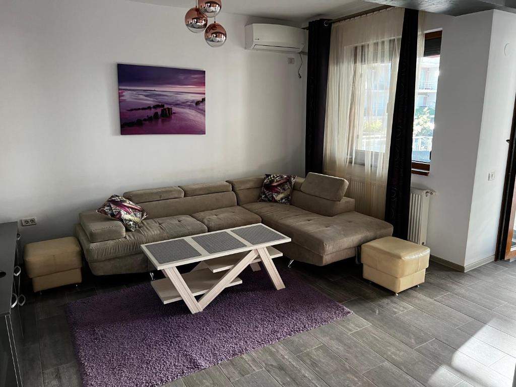 北马马亚-讷沃达里Ana Apartament的客厅配有沙发和桌子