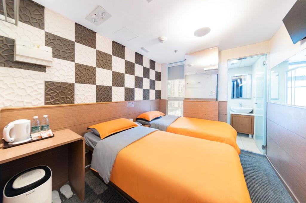 香港香港奥斯酒店的酒店客房带两张床和一间浴室