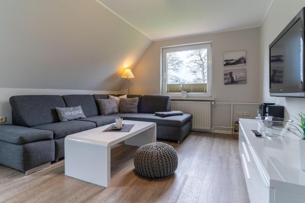 OlsdorfStrandperle的客厅配有沙发和桌子