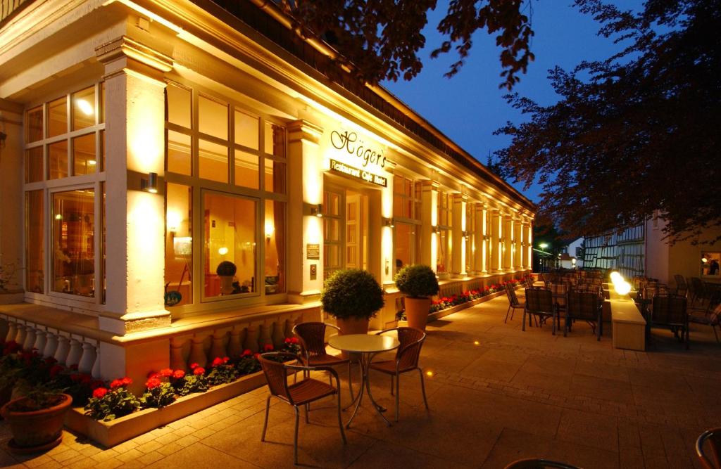 巴特埃森胡歌餐厅酒店的前面设有桌椅的建筑