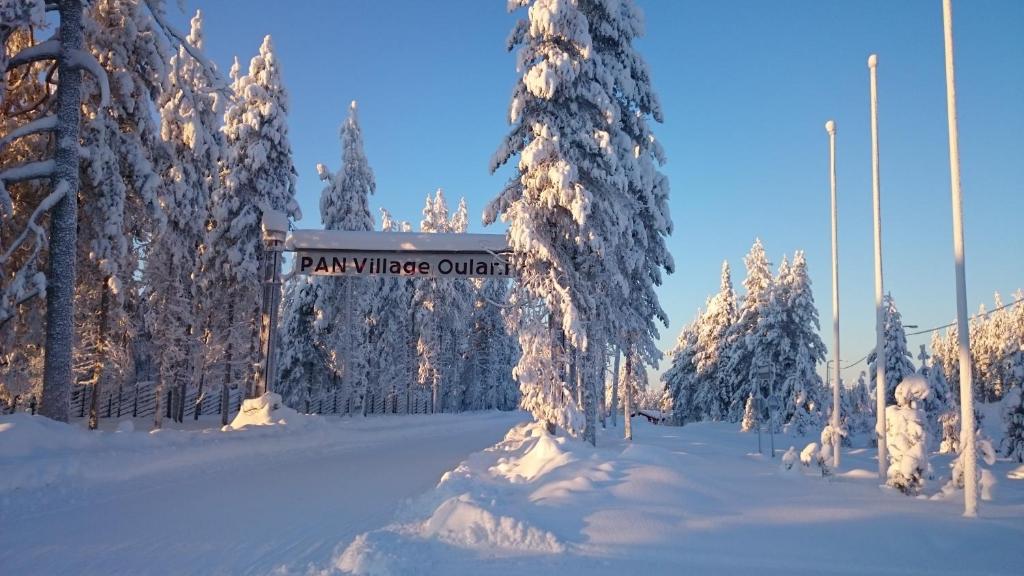 萨拉Sallainen Panvillage的雪地中滑雪村出口的标志