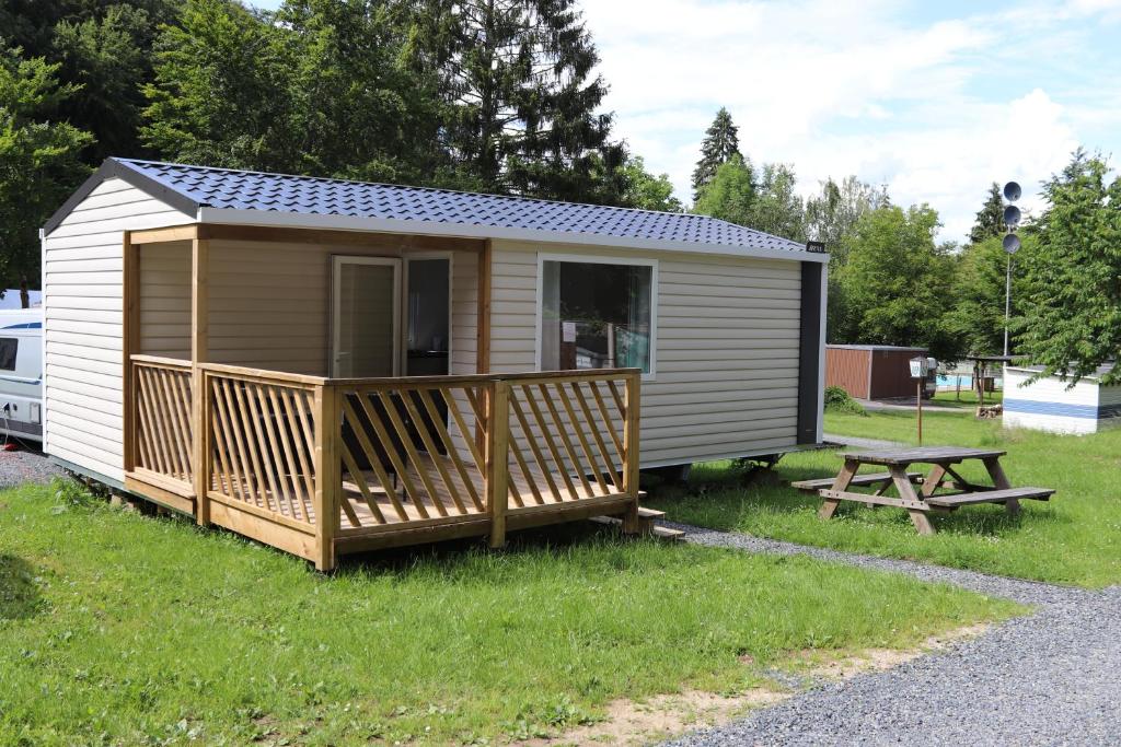 Cottage的小屋设有甲板和野餐桌