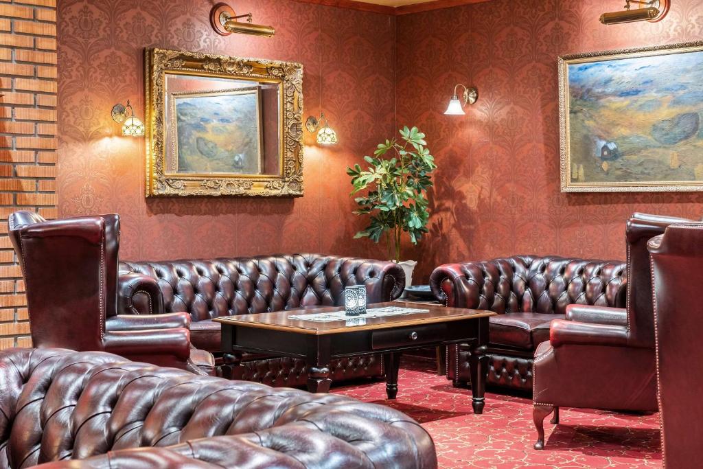 松达尔兰格西佳酒店的一间设有真皮沙发和桌子的等候室