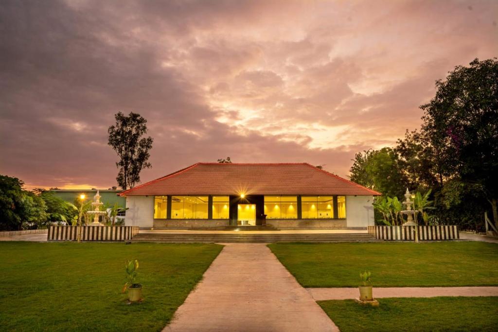 海得拉巴Farm Stay Resort - Shamirpet, Hyderabad的庭院前有小路的房子
