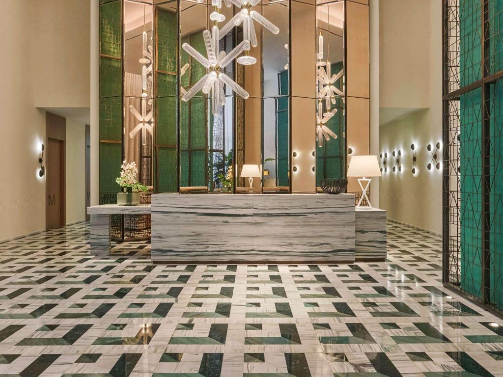 迈阿密布里克尔SLS勒克斯酒店的大堂设有吊灯和地板。