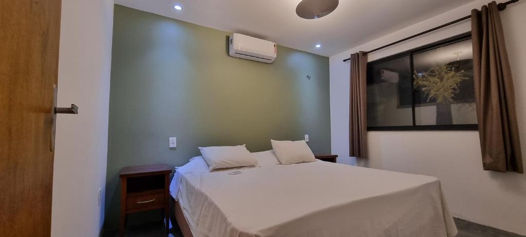 特赖里Aldeias Guajiru Apart的卧室配有白色的床和窗户。