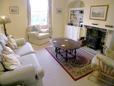 Loders苹果树乡村别墅的客厅配有沙发和桌子