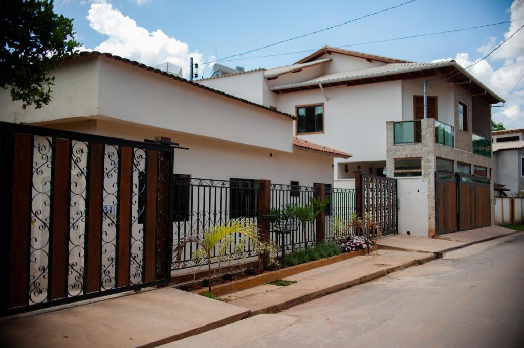 蒂拉登特斯Casa Temporada Tiradentes的前面有门的房子